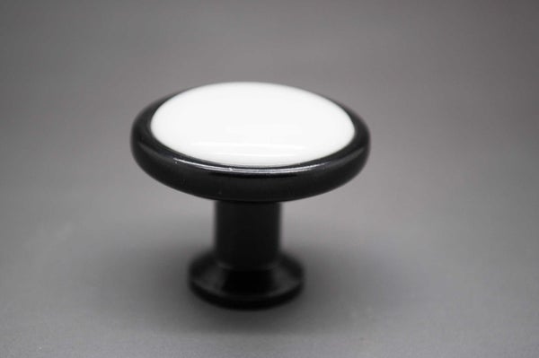 Knott, Keramisk Hvit/Svart &ldquo;Amilda&rdquo; 32 mm