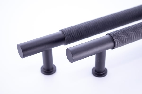H&aring;ndtak, metallisk aluminium, svart "Robusto" 96, 128, 160 og 192 mm